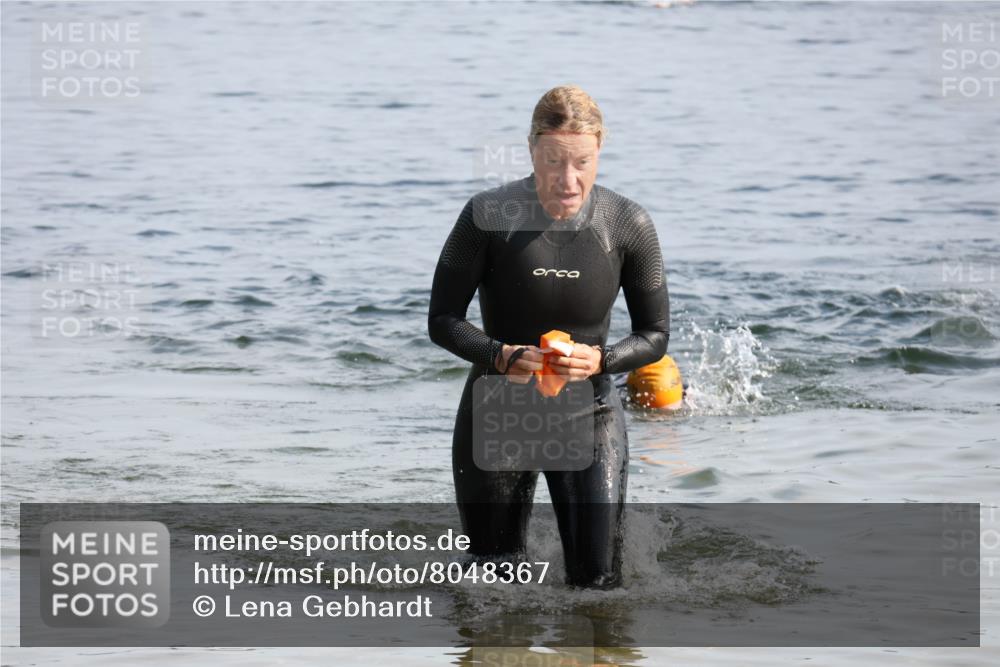 15.06.2025 - 27. Vierlanden-Triathlon Lena Gebhardt http://msf.ph/oto/8048367 15.06.2025 09:02:30 Schwimmen 246 meine-sportfotos.de