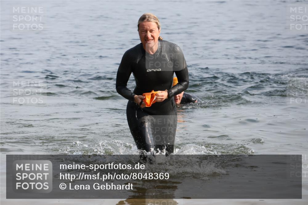 15.06.2025 - 27. Vierlanden-Triathlon Lena Gebhardt http://msf.ph/oto/8048369 15.06.2025 09:02:31 Schwimmen 200, 246 meine-sportfotos.de