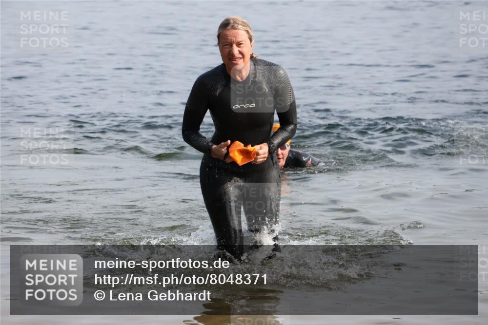 15.06.2025 - 27. Vierlanden-Triathlon Lena Gebhardt http://msf.ph/oto/8048371 15.06.2025 09:02:31 Schwimmen 200, 246 meine-sportfotos.de