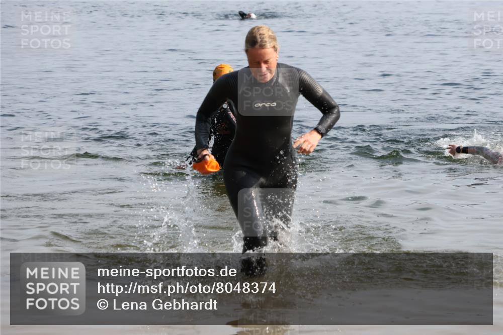 15.06.2025 - 27. Vierlanden-Triathlon Lena Gebhardt http://msf.ph/oto/8048374 15.06.2025 09:02:32 Schwimmen 200, 223, 246 meine-sportfotos.de
