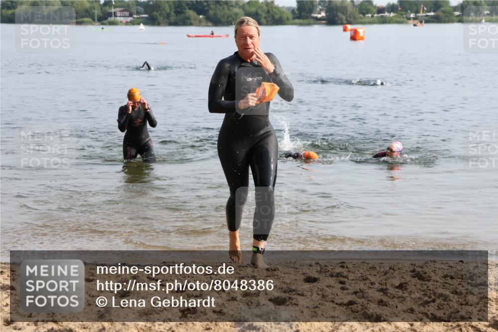 15.06.2025 - 27. Vierlanden-Triathlon Lena Gebhardt http://msf.ph/oto/8048386 15.06.2025 09:02:34 Schwimmen 200, 210, 223, 246 meine-sportfotos.de