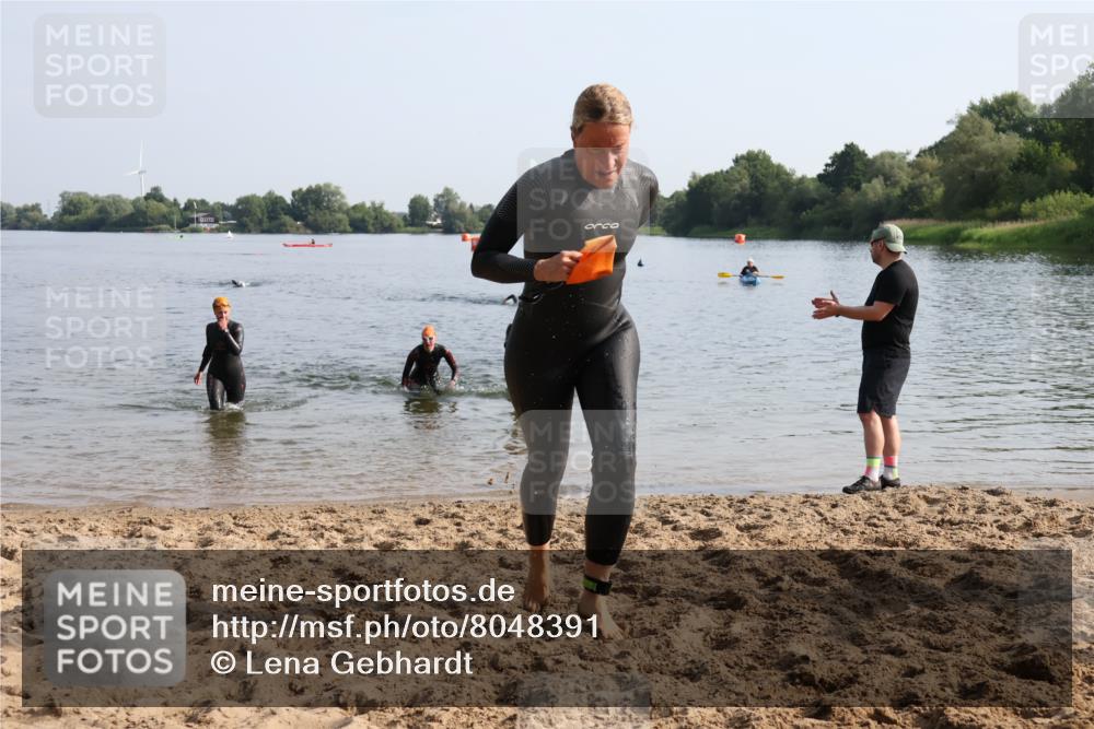 15.06.2025 - 27. Vierlanden-Triathlon Lena Gebhardt http://msf.ph/oto/8048391 15.06.2025 09:02:35 Schwimmen 200, 210, 223, 246 meine-sportfotos.de