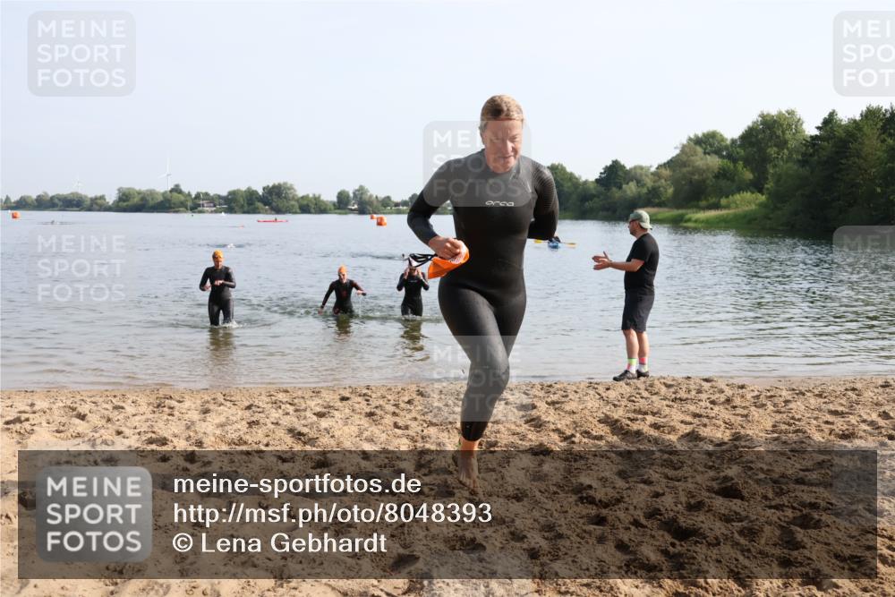 15.06.2025 - 27. Vierlanden-Triathlon Lena Gebhardt http://msf.ph/oto/8048393 15.06.2025 09:02:36 Schwimmen 200, 210, 223, 246 meine-sportfotos.de