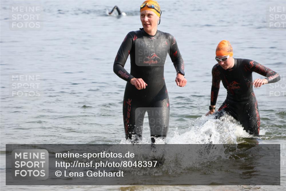 15.06.2025 - 27. Vierlanden-Triathlon Lena Gebhardt http://msf.ph/oto/8048397 15.06.2025 09:02:37 Schwimmen 200, 210, 223, 246 meine-sportfotos.de