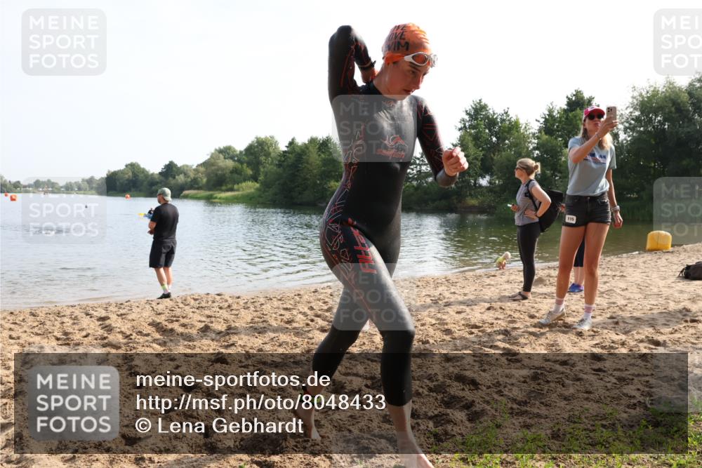 15.06.2025 - 27. Vierlanden-Triathlon Lena Gebhardt http://msf.ph/oto/8048433 15.06.2025 09:02:46 Schwimmen 200, 210, 223 meine-sportfotos.de