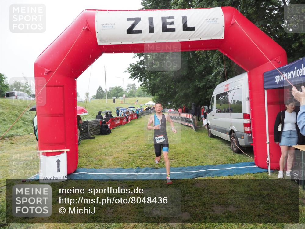 21.06.2025 - 27. Vierlanden-Triathlon MichiJ http://msf.ph/oto/8048436 15.06.2026 14:19:59 Ziel 1232 meine-sportfotos.de