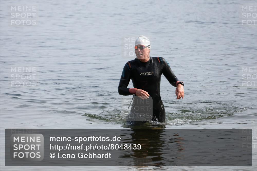 15.06.2025 - 27. Vierlanden-Triathlon Lena Gebhardt http://msf.ph/oto/8048439 15.06.2025 09:02:59 Schwimmen 219 meine-sportfotos.de