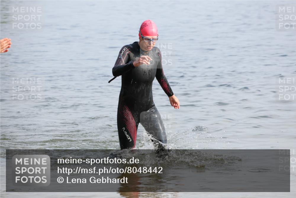 15.06.2025 - 27. Vierlanden-Triathlon Lena Gebhardt http://msf.ph/oto/8048442 15.06.2025 09:03:01 Schwimmen 219, 248 meine-sportfotos.de