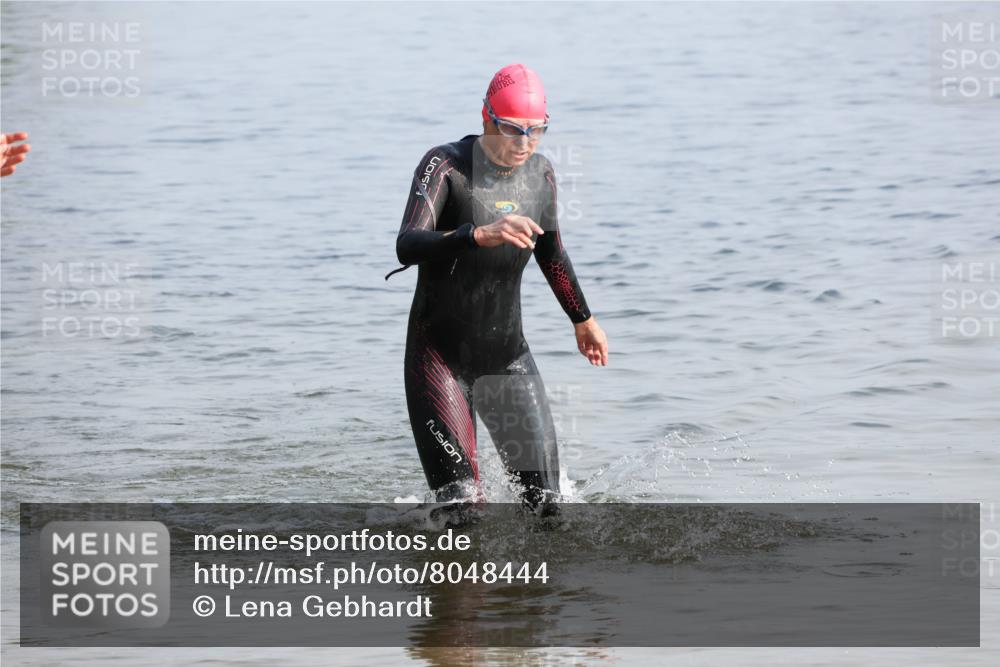15.06.2025 - 27. Vierlanden-Triathlon Lena Gebhardt http://msf.ph/oto/8048444 15.06.2025 09:03:01 Schwimmen 219, 248 meine-sportfotos.de