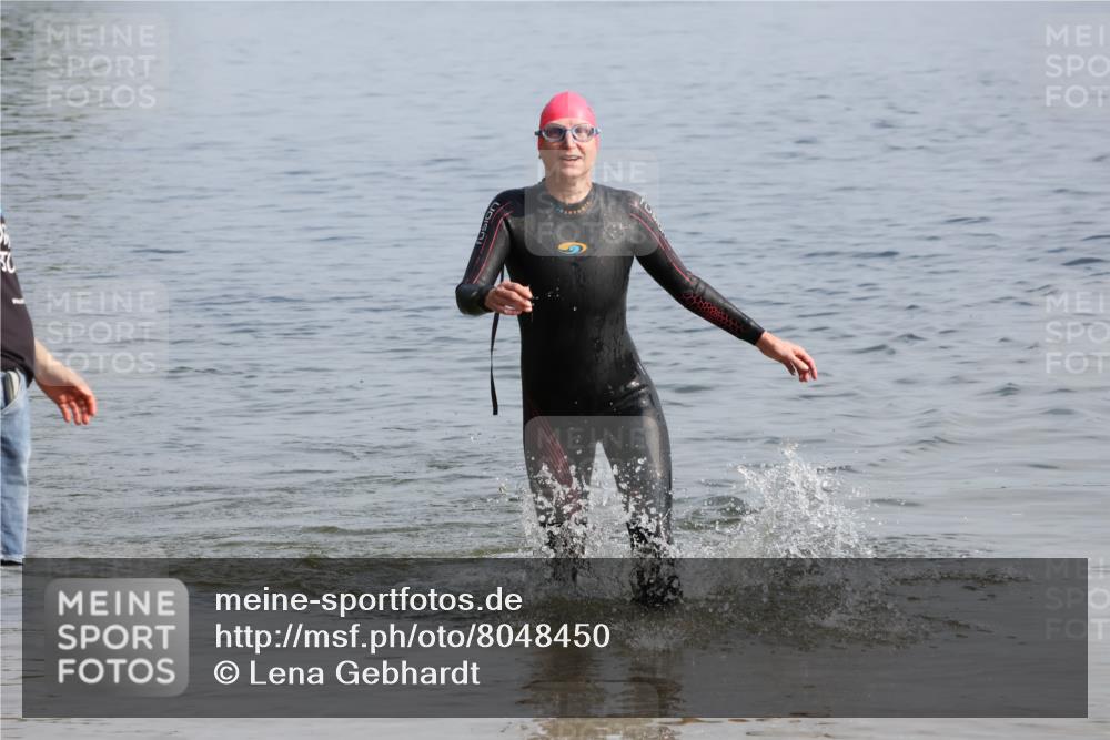 15.06.2025 - 27. Vierlanden-Triathlon Lena Gebhardt http://msf.ph/oto/8048450 15.06.2025 09:03:02 Schwimmen 219, 248 meine-sportfotos.de
