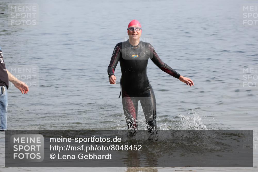 15.06.2025 - 27. Vierlanden-Triathlon Lena Gebhardt http://msf.ph/oto/8048452 15.06.2025 09:03:02 Schwimmen 219, 248 meine-sportfotos.de
