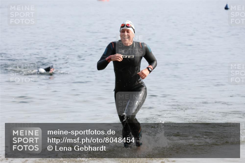 15.06.2025 - 27. Vierlanden-Triathlon Lena Gebhardt http://msf.ph/oto/8048454 15.06.2025 09:03:04 Schwimmen 219, 248 meine-sportfotos.de