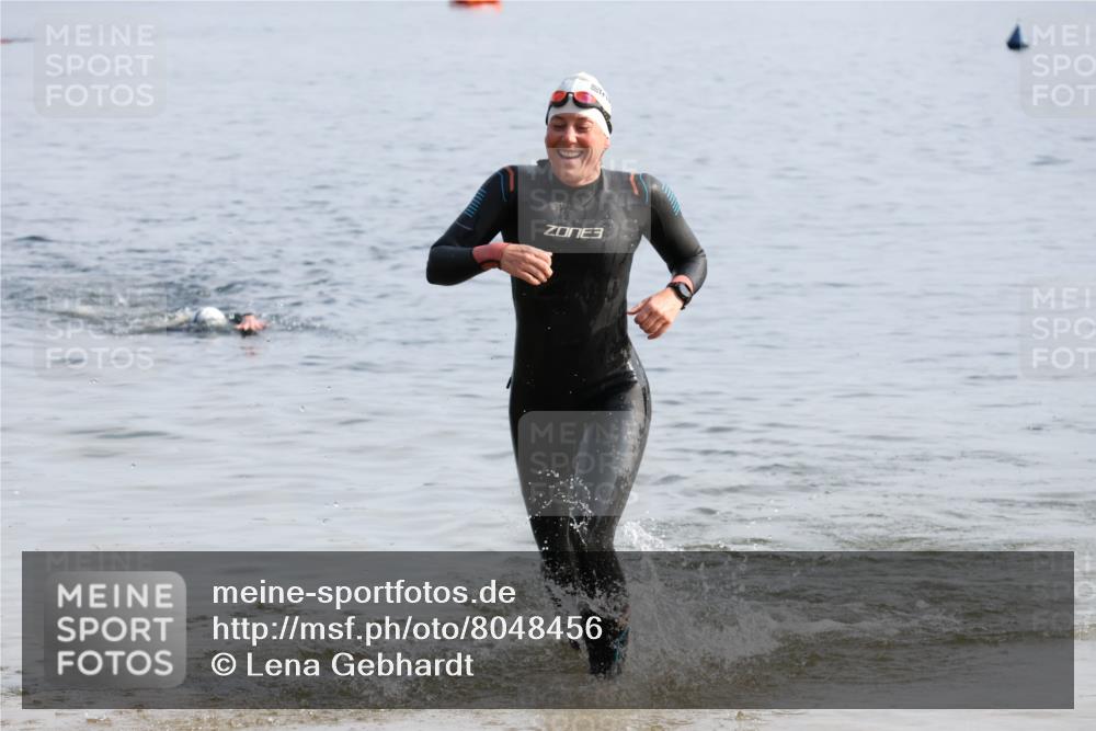 15.06.2025 - 27. Vierlanden-Triathlon Lena Gebhardt http://msf.ph/oto/8048456 15.06.2025 09:03:04 Schwimmen 219, 248 meine-sportfotos.de
