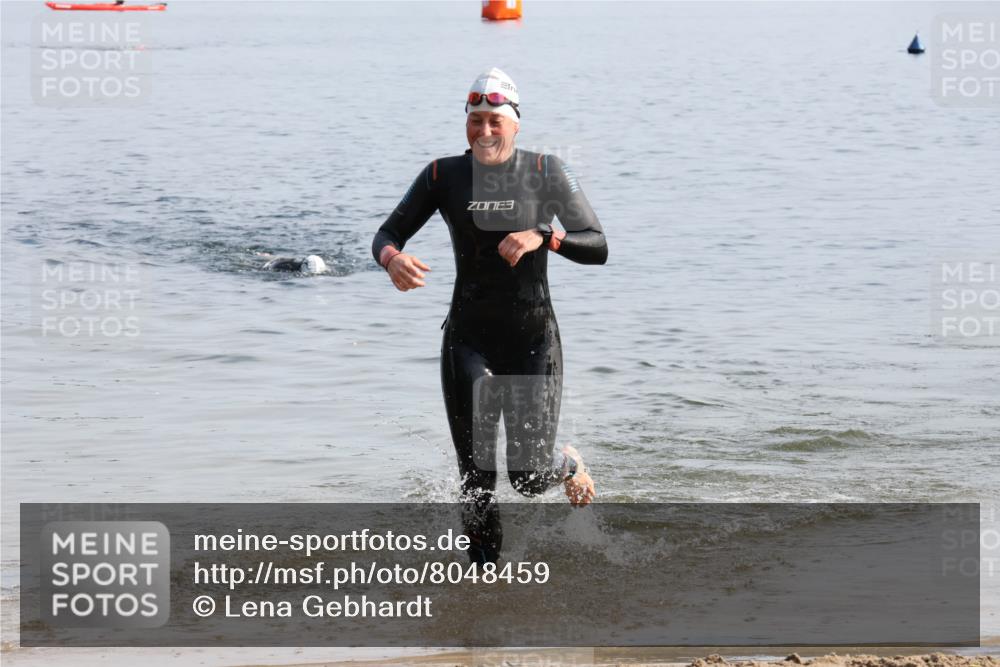 15.06.2025 - 27. Vierlanden-Triathlon Lena Gebhardt http://msf.ph/oto/8048459 15.06.2025 09:03:04 Schwimmen 219, 248 meine-sportfotos.de