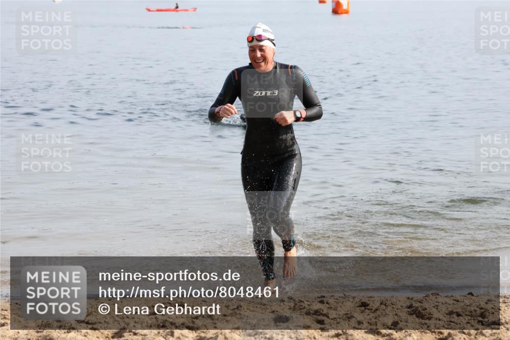 15.06.2025 - 27. Vierlanden-Triathlon Lena Gebhardt http://msf.ph/oto/8048461 15.06.2025 09:03:05 Schwimmen 219, 248 meine-sportfotos.de