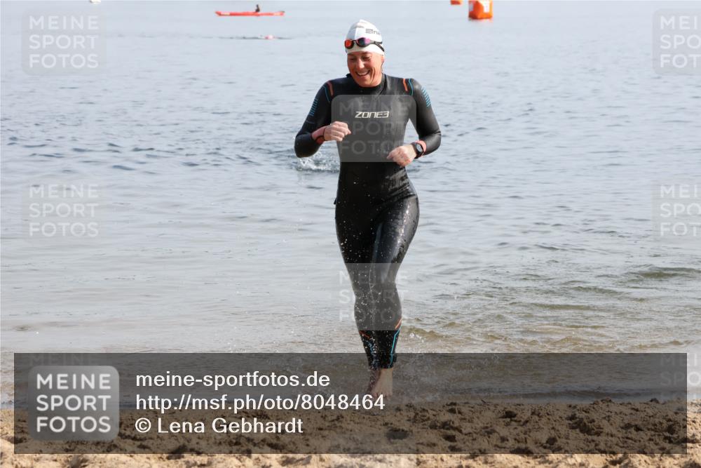 15.06.2025 - 27. Vierlanden-Triathlon Lena Gebhardt http://msf.ph/oto/8048464 15.06.2025 09:03:05 Schwimmen 219, 248 meine-sportfotos.de