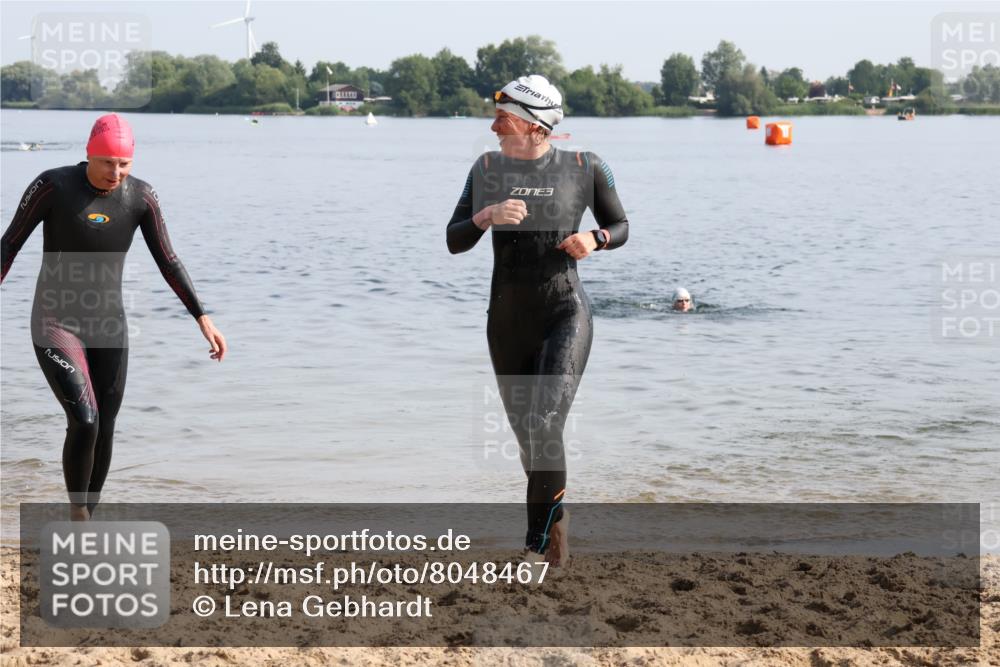 15.06.2025 - 27. Vierlanden-Triathlon Lena Gebhardt http://msf.ph/oto/8048467 15.06.2025 09:03:06 Schwimmen 219, 248 meine-sportfotos.de