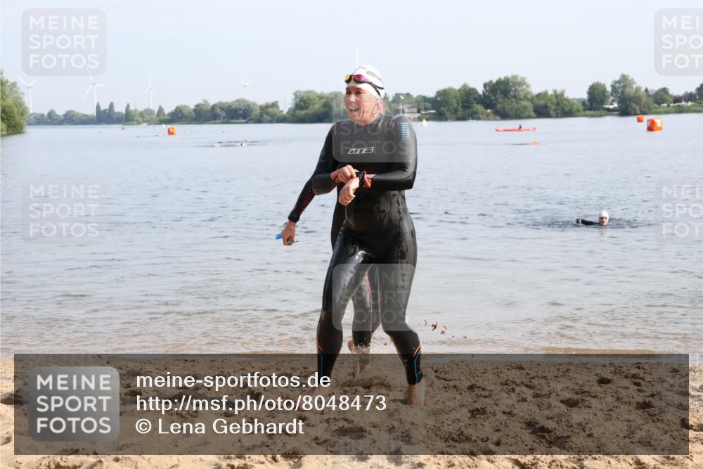 15.06.2025 - 27. Vierlanden-Triathlon Lena Gebhardt http://msf.ph/oto/8048473 15.06.2025 09:03:07 Schwimmen 219, 248 meine-sportfotos.de