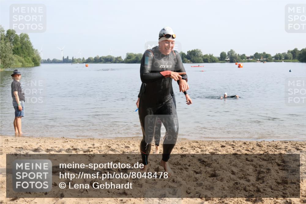 15.06.2025 - 27. Vierlanden-Triathlon Lena Gebhardt http://msf.ph/oto/8048478 15.06.2025 09:03:08 Schwimmen 219, 248 meine-sportfotos.de
