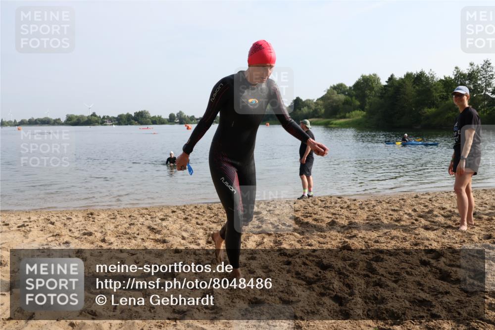 15.06.2025 - 27. Vierlanden-Triathlon Lena Gebhardt http://msf.ph/oto/8048486 15.06.2025 09:03:10 Schwimmen 219, 220, 248 meine-sportfotos.de