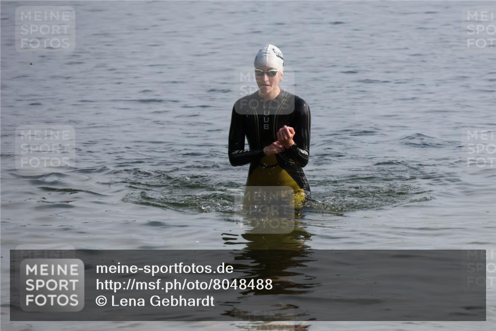 15.06.2025 - 27. Vierlanden-Triathlon Lena Gebhardt http://msf.ph/oto/8048488 15.06.2025 09:03:13 Schwimmen 219, 220, 248 meine-sportfotos.de