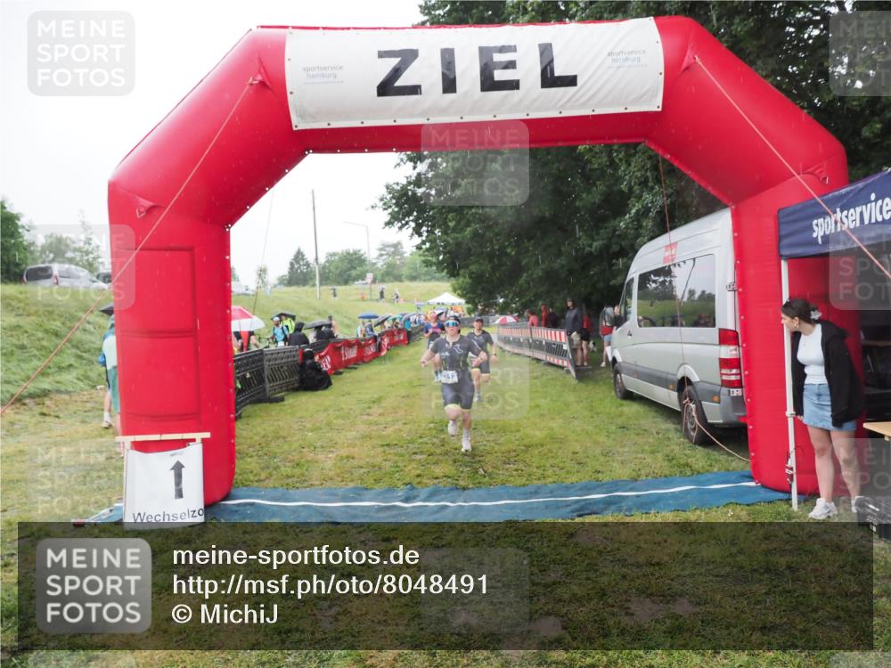 21.06.2025 - 27. Vierlanden-Triathlon MichiJ http://msf.ph/oto/8048491 15.06.2026 14:20:18 Ziel 910, 1209, 1213 meine-sportfotos.de