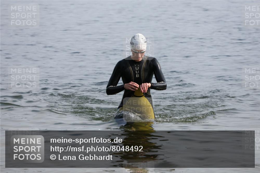 15.06.2025 - 27. Vierlanden-Triathlon Lena Gebhardt http://msf.ph/oto/8048492 15.06.2025 09:03:13 Schwimmen 219, 220, 248 meine-sportfotos.de