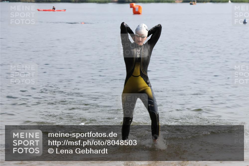 15.06.2025 - 27. Vierlanden-Triathlon Lena Gebhardt http://msf.ph/oto/8048503 15.06.2025 09:03:17 Schwimmen 219, 220, 248 meine-sportfotos.de