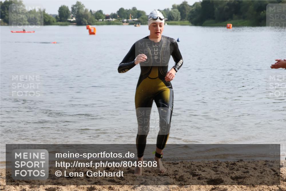 15.06.2025 - 27. Vierlanden-Triathlon Lena Gebhardt http://msf.ph/oto/8048508 15.06.2025 09:03:19 Schwimmen 220, 248 meine-sportfotos.de