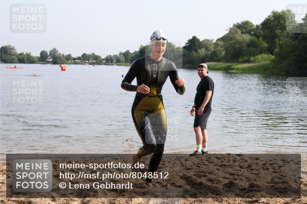 15.06.2025 - 27. Vierlanden-Triathlon Lena Gebhardt http://msf.ph/oto/8048512 15.06.2025 09:03:20 Schwimmen 220, 248 meine-sportfotos.de