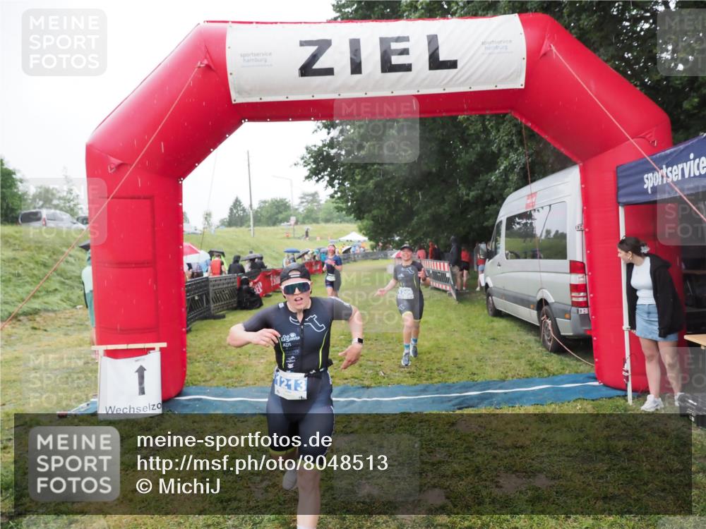 21.06.2025 - 27. Vierlanden-Triathlon MichiJ http://msf.ph/oto/8048513 15.06.2026 14:20:19 Ziel 910, 1209, 1213 meine-sportfotos.de
