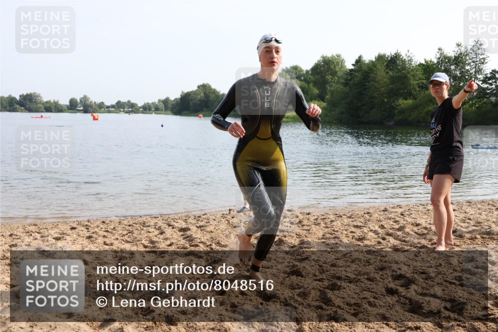 15.06.2025 - 27. Vierlanden-Triathlon Lena Gebhardt http://msf.ph/oto/8048516 15.06.2025 09:03:21 Schwimmen 220 meine-sportfotos.de