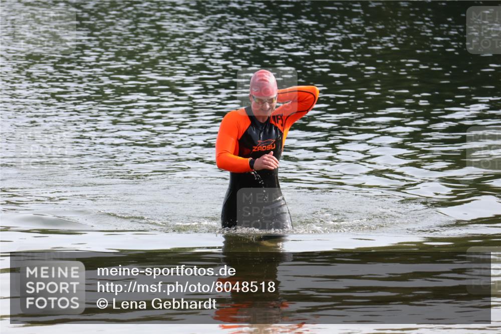 15.06.2025 - 27. Vierlanden-Triathlon Lena Gebhardt http://msf.ph/oto/8048518 15.06.2025 09:04:32 Schwimmen 247 meine-sportfotos.de