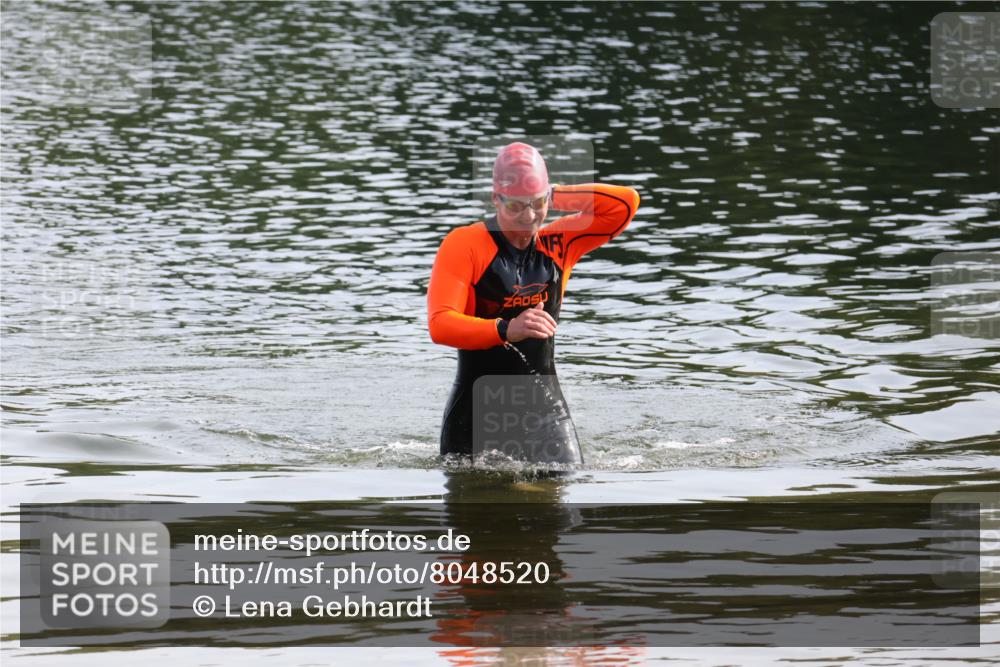 15.06.2025 - 27. Vierlanden-Triathlon Lena Gebhardt http://msf.ph/oto/8048520 15.06.2025 09:04:32 Schwimmen 247 meine-sportfotos.de