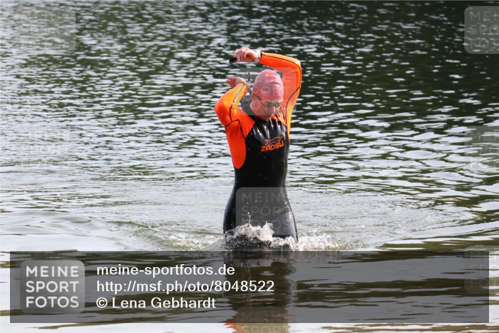 15.06.2025 - 27. Vierlanden-Triathlon Lena Gebhardt http://msf.ph/oto/8048522 15.06.2025 09:04:33 Schwimmen 247 meine-sportfotos.de