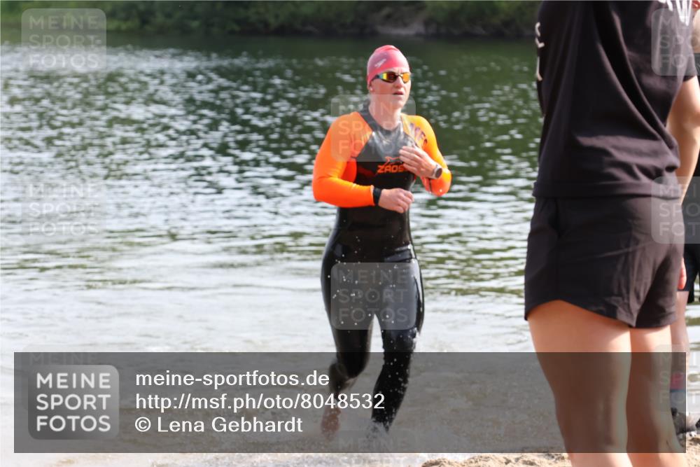 15.06.2025 - 27. Vierlanden-Triathlon Lena Gebhardt http://msf.ph/oto/8048532 15.06.2025 09:04:36 Schwimmen 247 meine-sportfotos.de