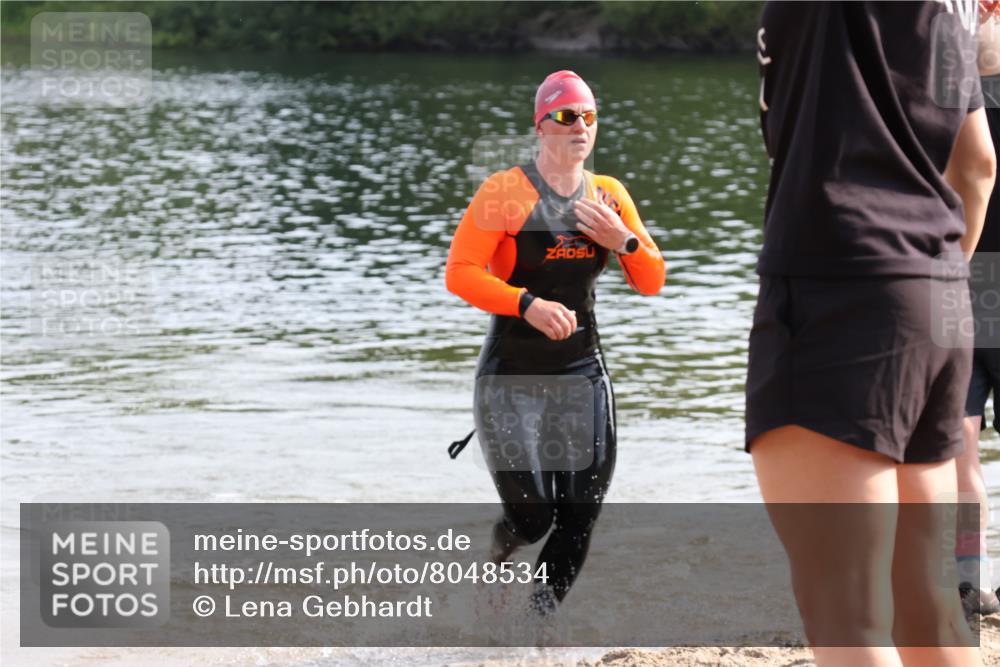 15.06.2025 - 27. Vierlanden-Triathlon Lena Gebhardt http://msf.ph/oto/8048534 15.06.2025 09:04:36 Schwimmen 247 meine-sportfotos.de