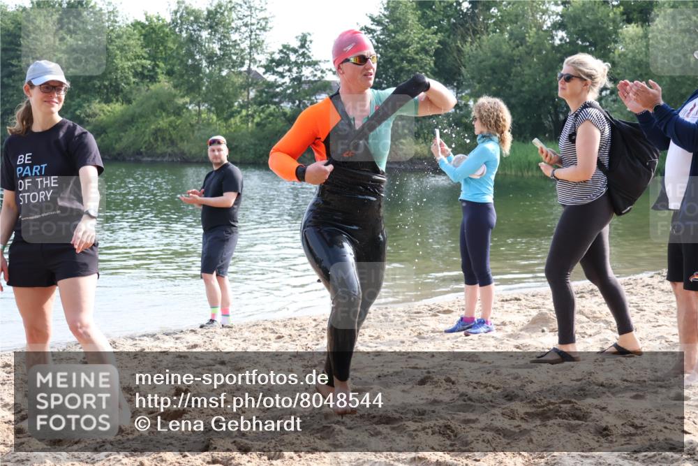 15.06.2025 - 27. Vierlanden-Triathlon Lena Gebhardt http://msf.ph/oto/8048544 15.06.2025 09:04:40 Schwimmen 247 meine-sportfotos.de