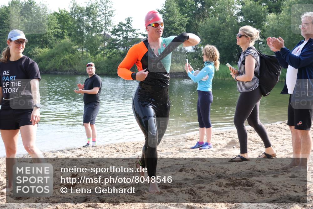 15.06.2025 - 27. Vierlanden-Triathlon Lena Gebhardt http://msf.ph/oto/8048546 15.06.2025 09:04:40 Schwimmen 247 meine-sportfotos.de