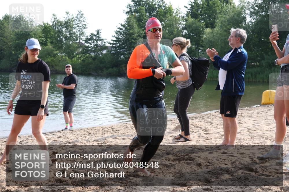 15.06.2025 - 27. Vierlanden-Triathlon Lena Gebhardt http://msf.ph/oto/8048548 15.06.2025 09:04:40 Schwimmen 247 meine-sportfotos.de