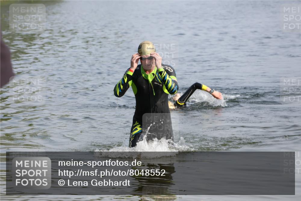 15.06.2025 - 27. Vierlanden-Triathlon Lena Gebhardt http://msf.ph/oto/8048552 15.06.2025 09:04:49 Schwimmen 238, 247 meine-sportfotos.de