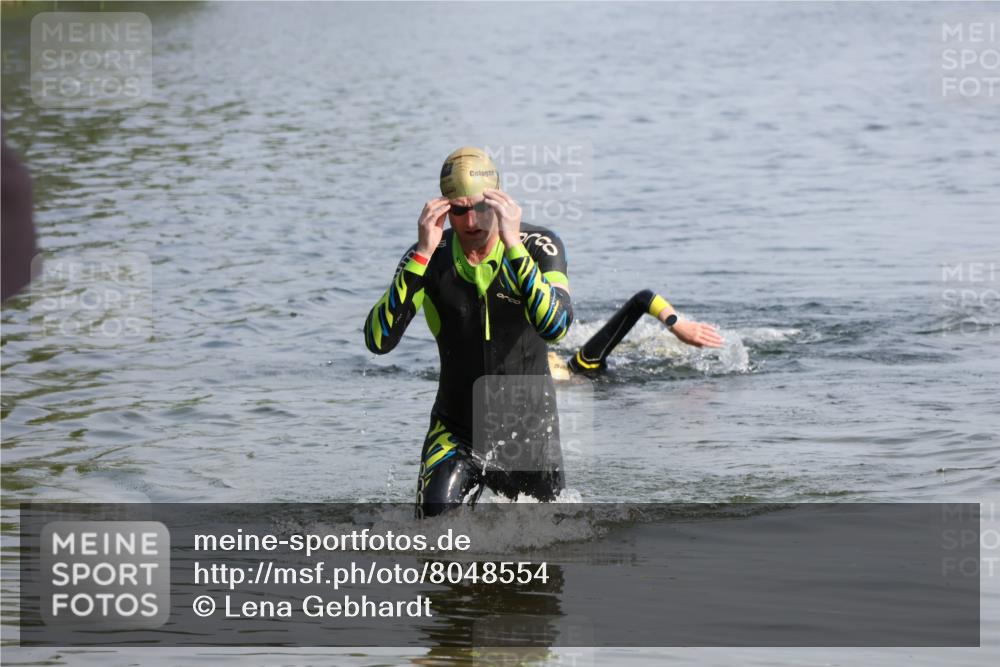 15.06.2025 - 27. Vierlanden-Triathlon Lena Gebhardt http://msf.ph/oto/8048554 15.06.2025 09:04:49 Schwimmen 238, 247 meine-sportfotos.de