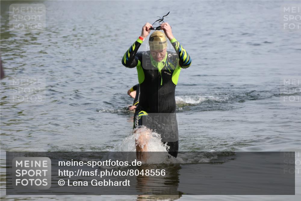 15.06.2025 - 27. Vierlanden-Triathlon Lena Gebhardt http://msf.ph/oto/8048556 15.06.2025 09:04:50 Schwimmen 238, 247 meine-sportfotos.de