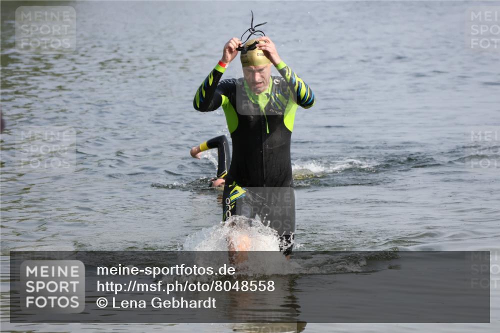 15.06.2025 - 27. Vierlanden-Triathlon Lena Gebhardt http://msf.ph/oto/8048558 15.06.2025 09:04:50 Schwimmen 238, 247 meine-sportfotos.de