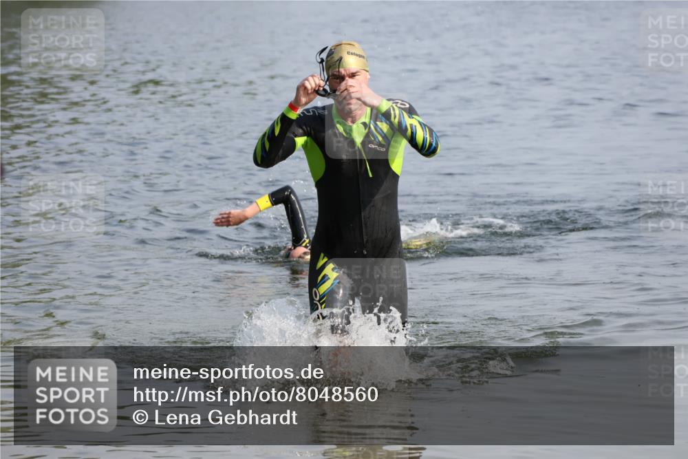 15.06.2025 - 27. Vierlanden-Triathlon Lena Gebhardt http://msf.ph/oto/8048560 15.06.2025 09:04:50 Schwimmen 238, 247 meine-sportfotos.de