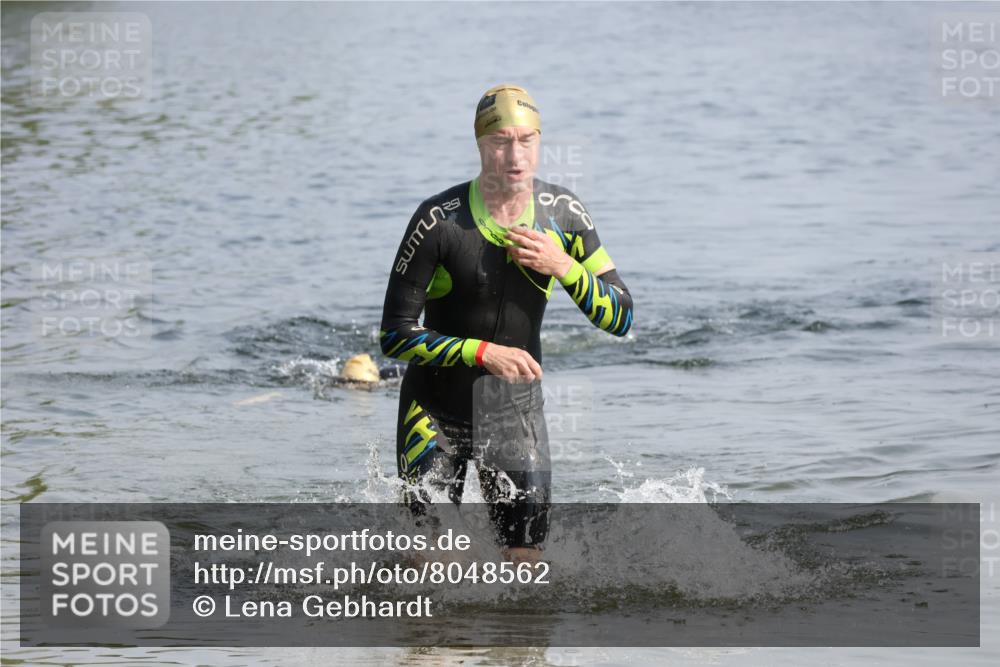 15.06.2025 - 27. Vierlanden-Triathlon Lena Gebhardt http://msf.ph/oto/8048562 15.06.2025 09:04:51 Schwimmen 238, 247 meine-sportfotos.de