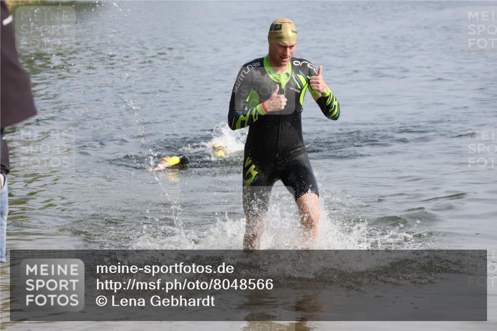 15.06.2025 - 27. Vierlanden-Triathlon Lena Gebhardt http://msf.ph/oto/8048566 15.06.2025 09:04:51 Schwimmen 238, 247 meine-sportfotos.de
