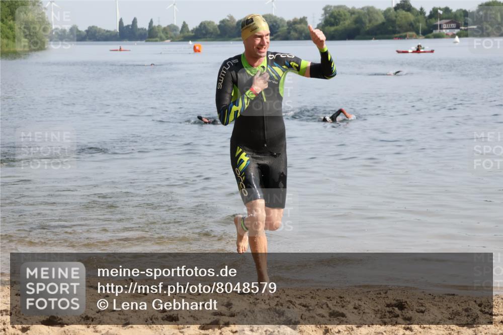 15.06.2025 - 27. Vierlanden-Triathlon Lena Gebhardt http://msf.ph/oto/8048579 15.06.2025 09:04:54 Schwimmen 205, 238 meine-sportfotos.de