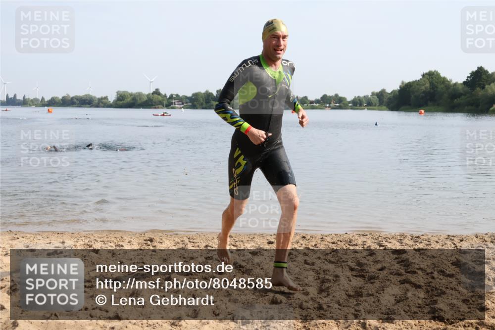 15.06.2025 - 27. Vierlanden-Triathlon Lena Gebhardt http://msf.ph/oto/8048585 15.06.2025 09:04:56 Schwimmen 205, 238 meine-sportfotos.de