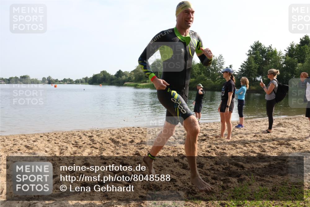15.06.2025 - 27. Vierlanden-Triathlon Lena Gebhardt http://msf.ph/oto/8048588 15.06.2025 09:04:57 Schwimmen 205, 238 meine-sportfotos.de